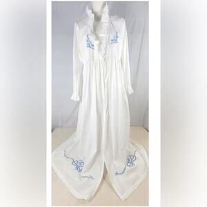 Schweitzer Linen M French Blue Bow White with Blue Embroidery gown & robe set